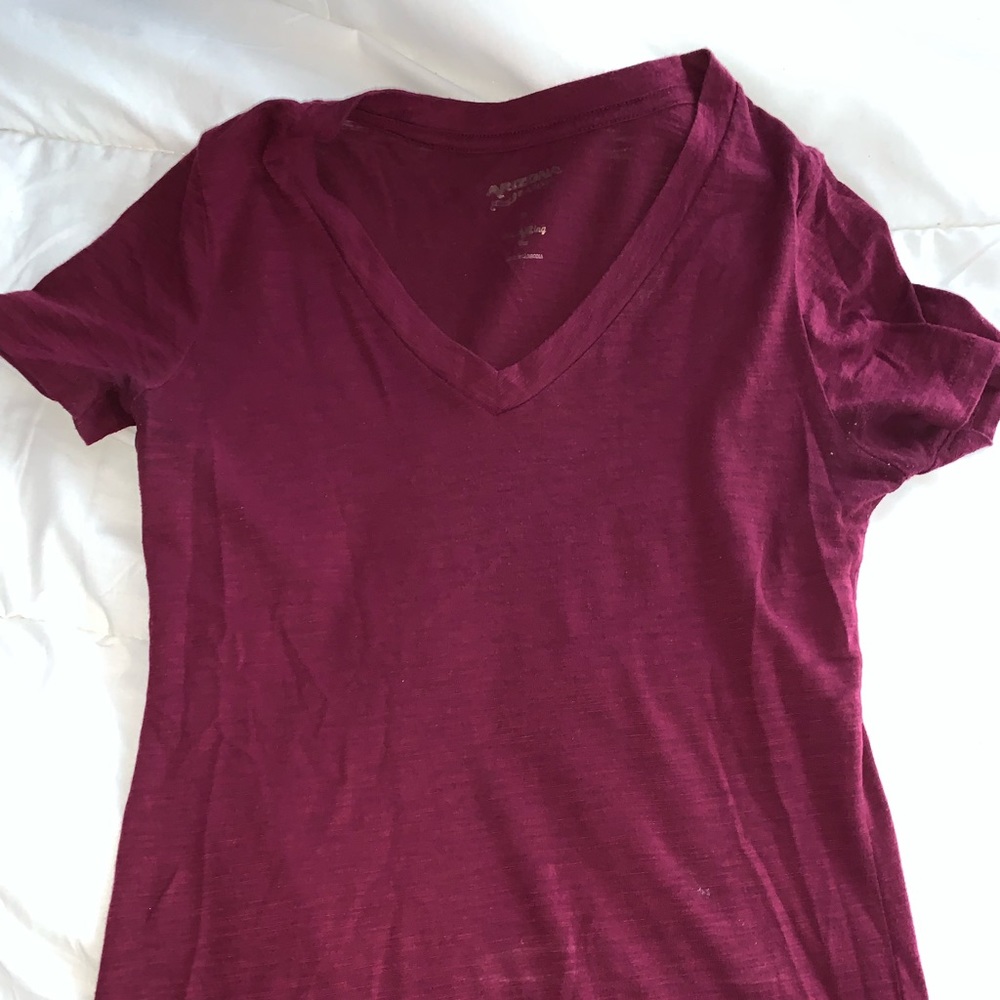 Maroon v-neck t-shirt
